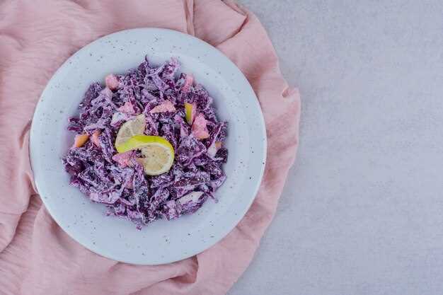 Салат с красной капустой и авокадо