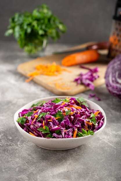 Салат с красной капустой и курицей