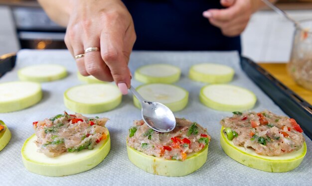 Нанесение масла и специй на кабачки