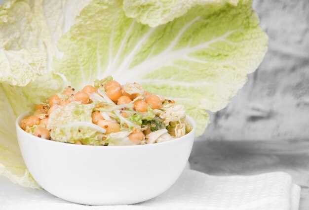Салат с курицей и пекинской капустой