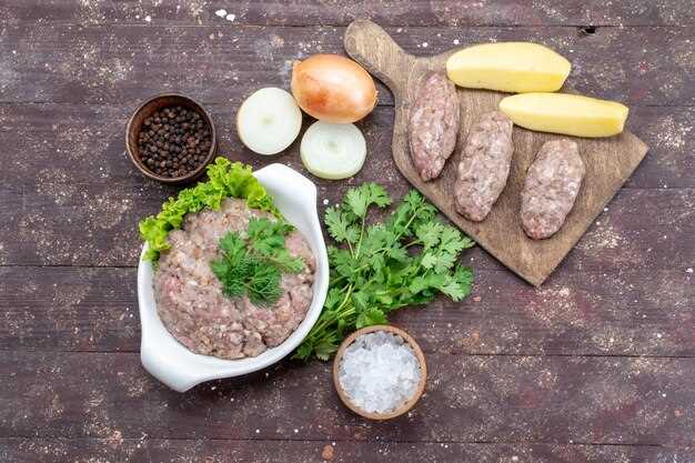Яичница с фаршем и овощами