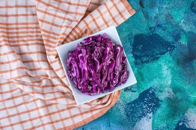 Салат с морской капустой и фасолью
