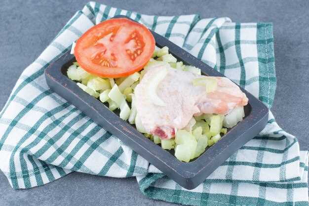 Салат «Греческий» с курицей и овощами