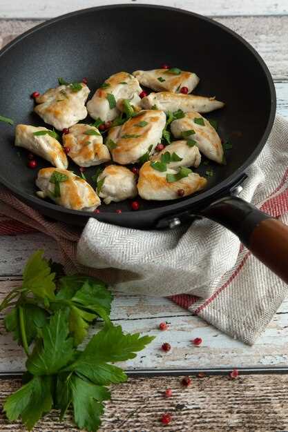 Процесс жарки курицы на сковороде