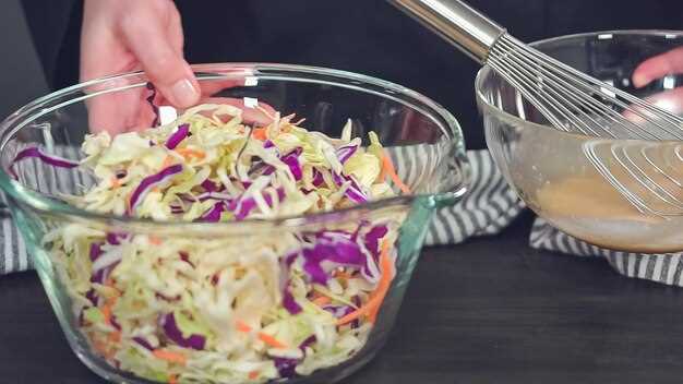 Салат с квашеной капустой и грецкими орехами