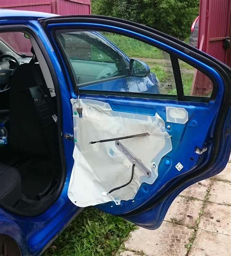 Установка динамиков в задние двери Шевроле Авео Т300